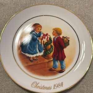 Avon Christmas Memories‎ Celebrating The Joy Of giving plate 1984